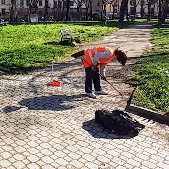 Patrizia china al lavoro