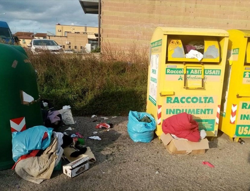 Indumenti abbandonati fuori dai cassonetti gialli. Segnalazione da Scarperia