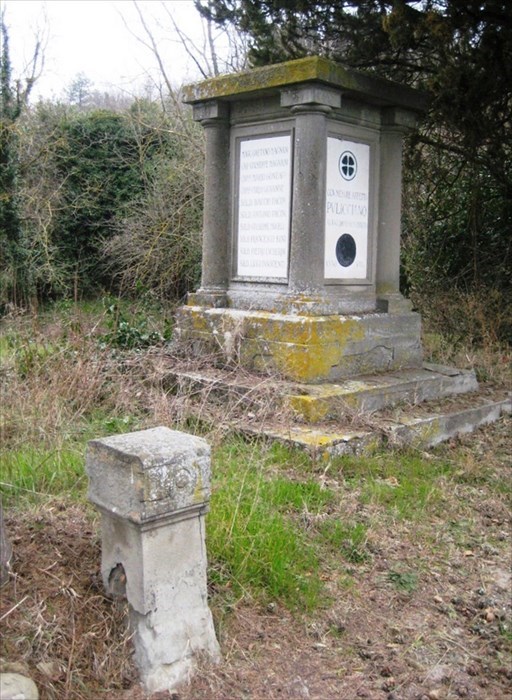 Il cippo commemorativo nel parco della rimembranza