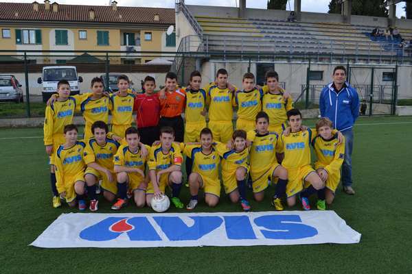 Scarperia Calcio. Il logo Avis sulle maglie delle giovanili. Foto delle formazioni...