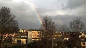 Borgo. Spunta un raggio di sole: è l'arcobaleno...