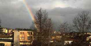 Borgo. Spunta un raggio di sole: è l'arcobaleno...