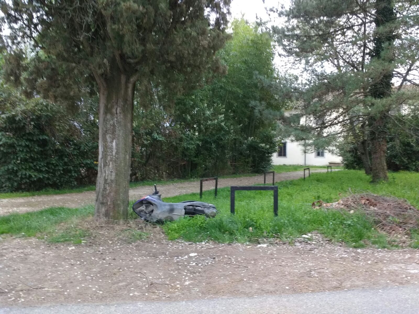 Ancora un motorino abbandonato, foto del giorno