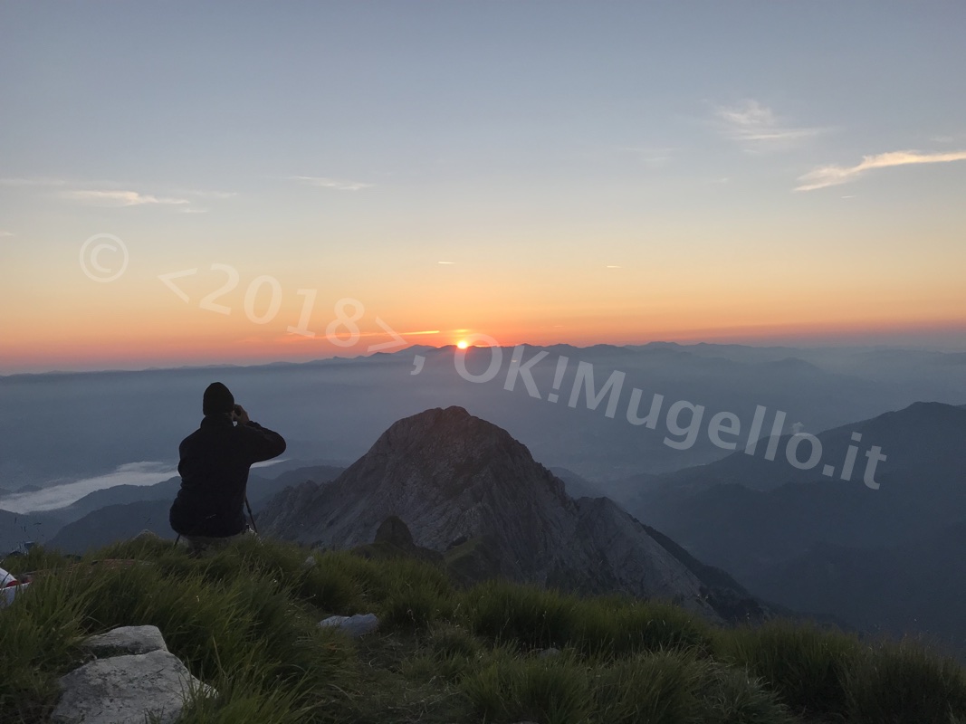 La Luna Rossa e l'alba in Apuane. Dall'obiettivo di Alessio Orlandini e Saverio Zeni