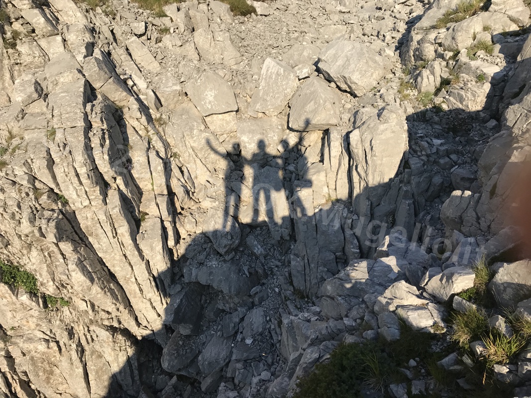 La Luna Rossa e l'alba in Apuane. Dall'obiettivo di Alessio Orlandini e Saverio Zeni