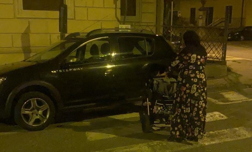 Sosta selvaggia a Borgo. L'auto sulle strisce blocca il passaggio alla madre col passeggino