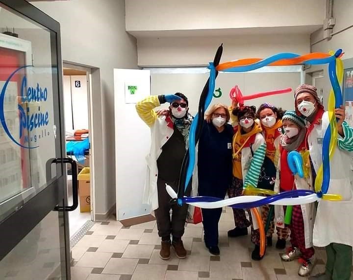 Vaccini  bambini. Clown in azione all'hub di Borgo. Foto del giorno