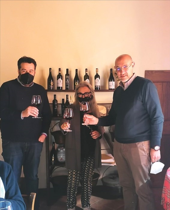 Il sindaco di Montespertoli Alessio Mugnaini, la padrona di casa Roberta Chini e il Presidente del Consorzio Chianti Colli Fiorentini Marco Ferretti