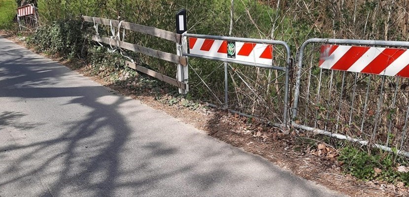Il ponte sul Muccione e la spalletta sostituita da transenne. "Da oltre un anno" dice un lettore