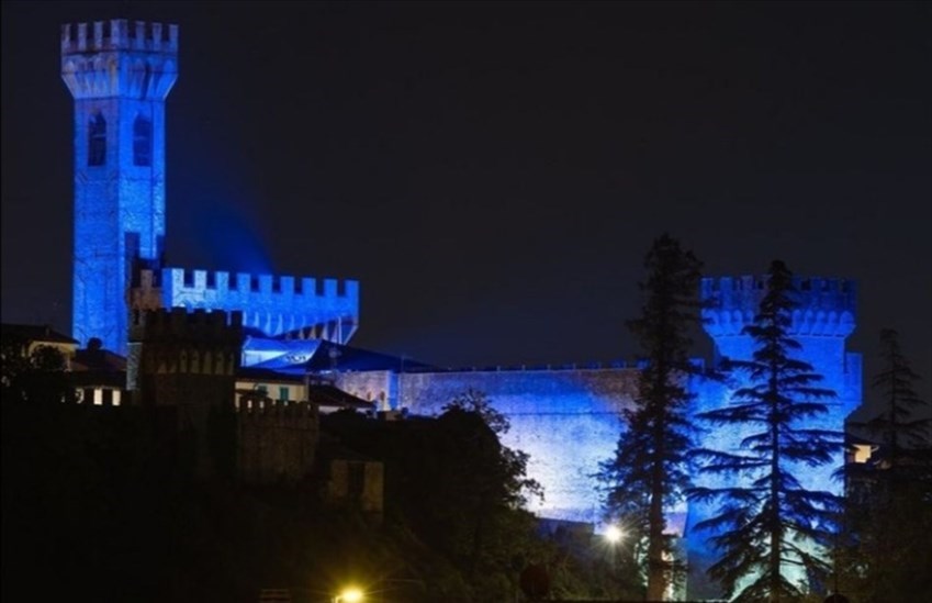 Scarperia illuminata per la giornata d'Europa. Foto del giorno