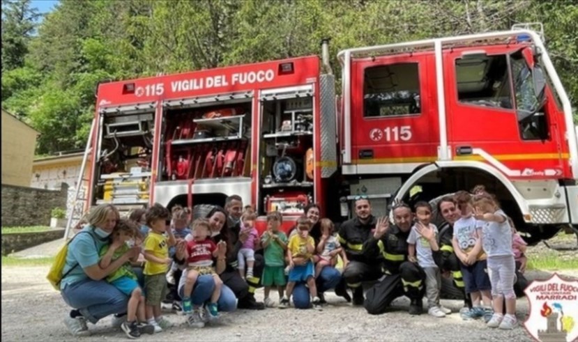 I pompieri in visita alla scuola dell'infanzia di Palazzuolo. Bravi I volontari di Marradi